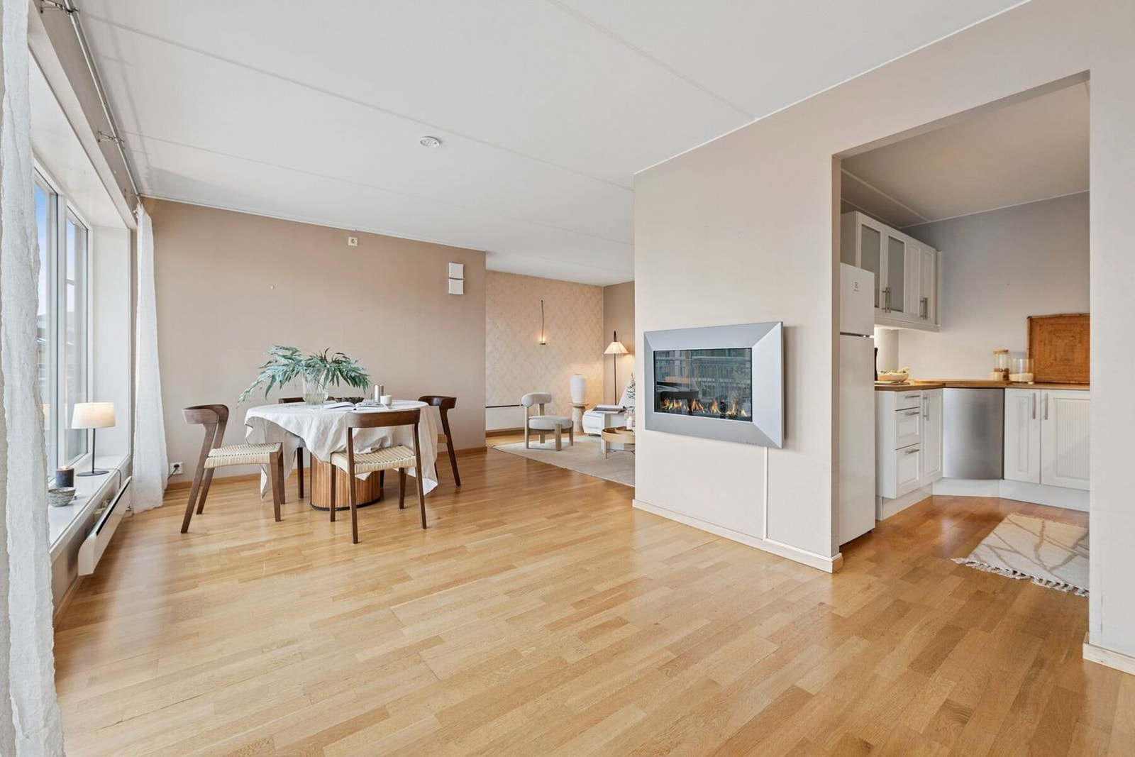 Kjøkkenet ligger i en egen sone av stuen og er delvis åpent, samtidig som kjøkkenet oppleves som skjermet fra deler av stuen. Galleribilde