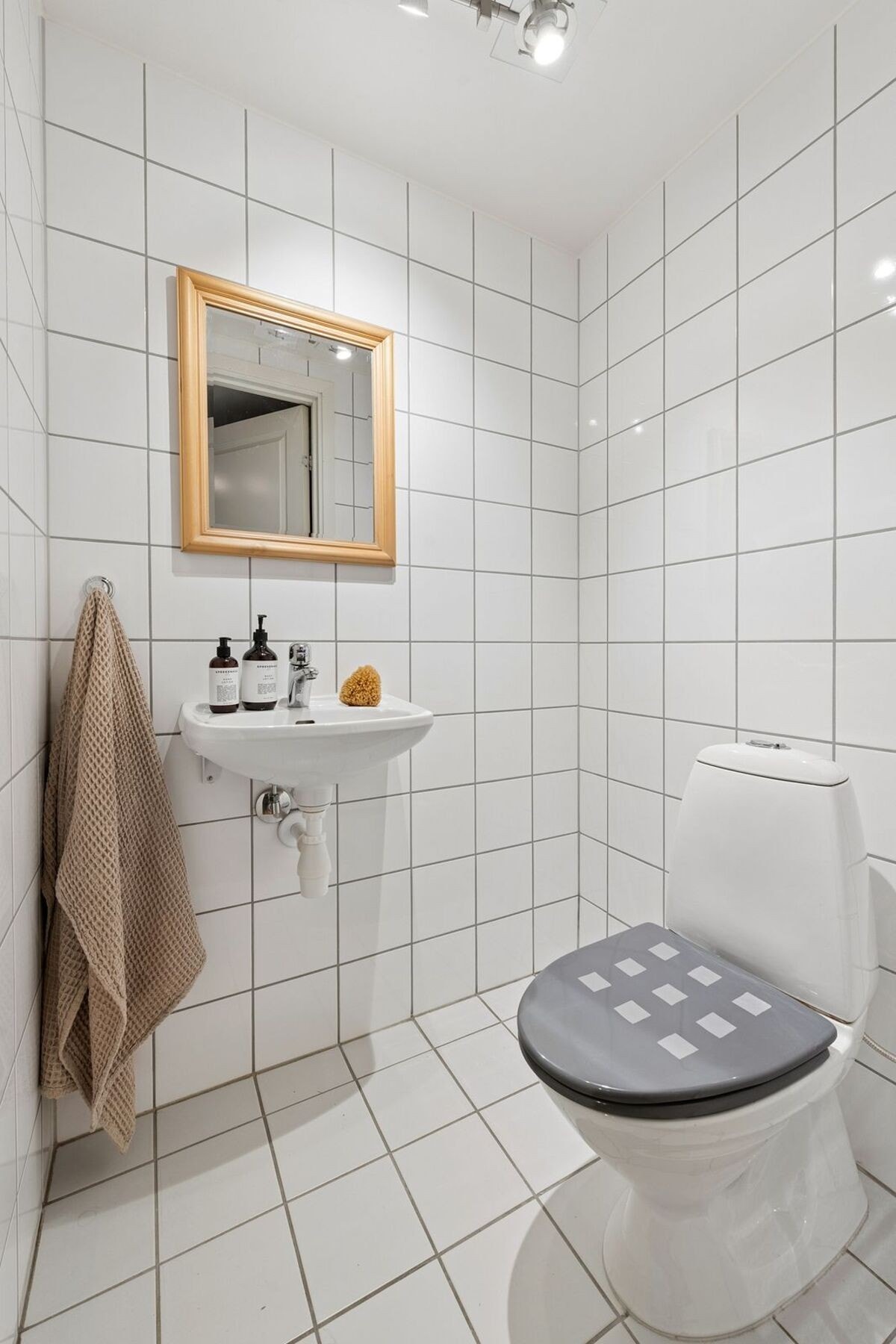 Badet og toalettet ligger praktisk tilknyttet gangen, med enkel tilgang fra alle rom. Galleribilde