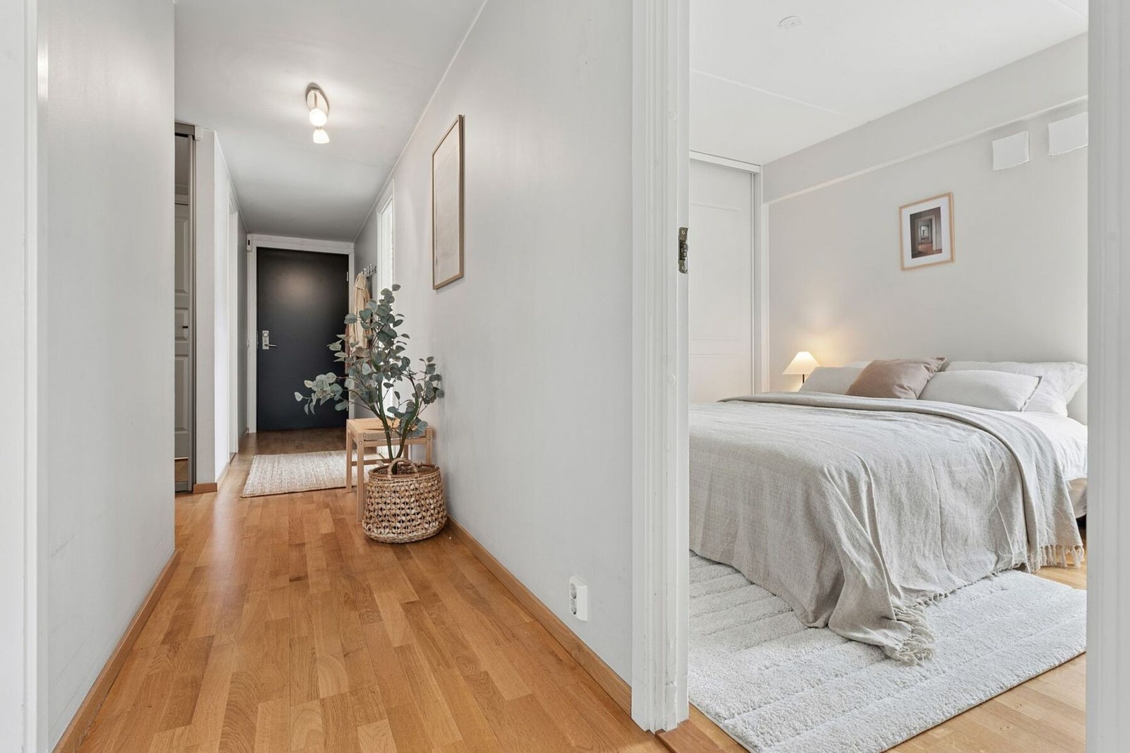 I en egen nisje i gangen finnes en skyvedørsgarderobe for oppbevaring av tøy. Fra gangen har du også inngang til en praktisk bod på 4 kvm. Galleribilde