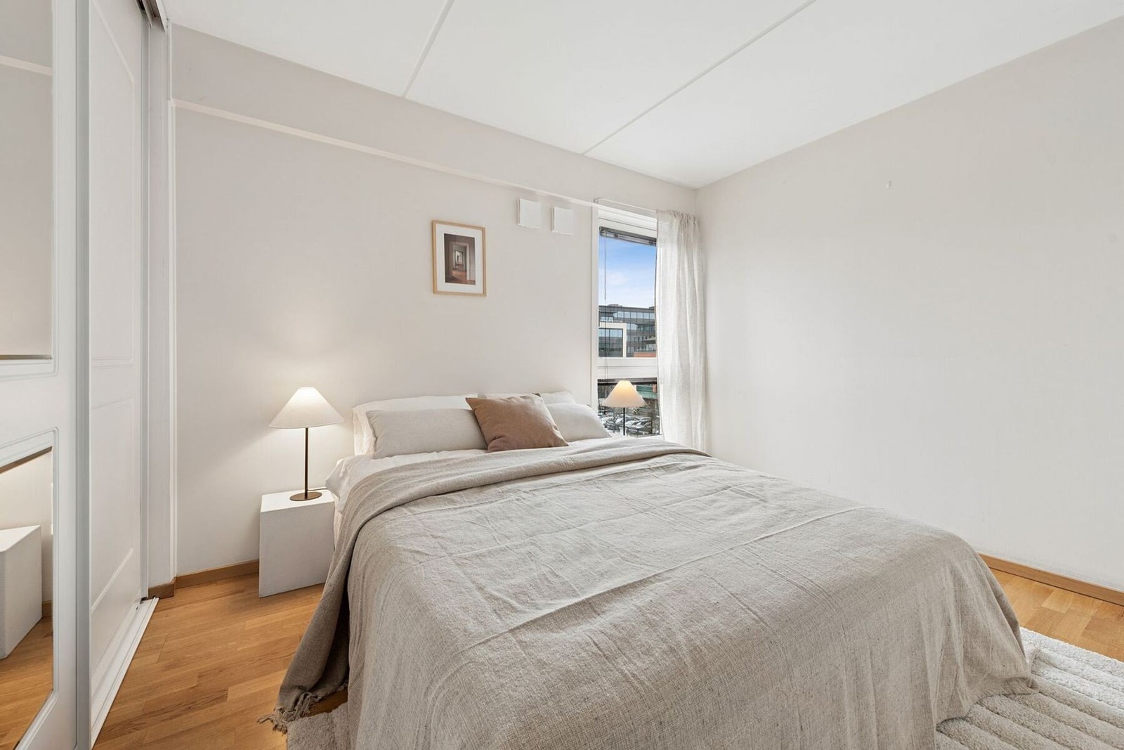 Dagens hovedsoverom, som ligger nærmest stuen, har skyvedørsgarderobe med profilerte fronter og speil. Galleribilde