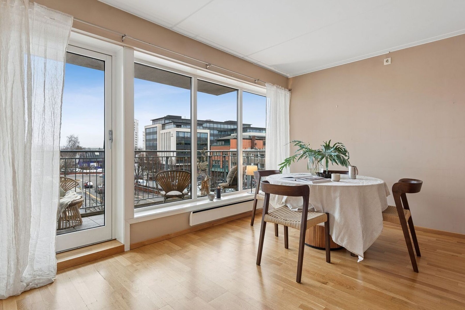 Store vindusflater slipper inn rikelig med naturlig lys, samtidig som leilighetens plassering i 4. etasje gir begrenset innsyn. Galleribilde