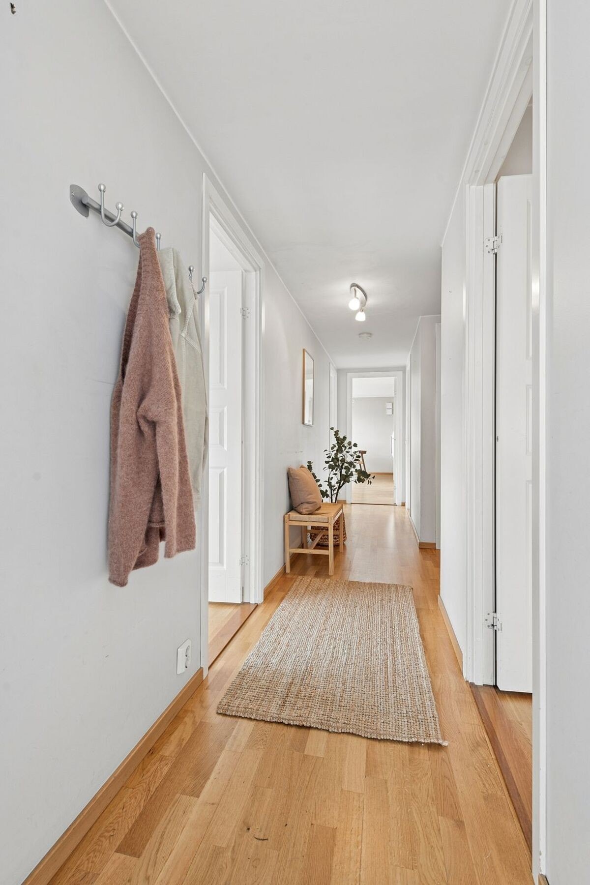 Innvendig møtes du av en romslig entré og gang som gir en hyggelig velkomst inn i boligen. Galleribilde