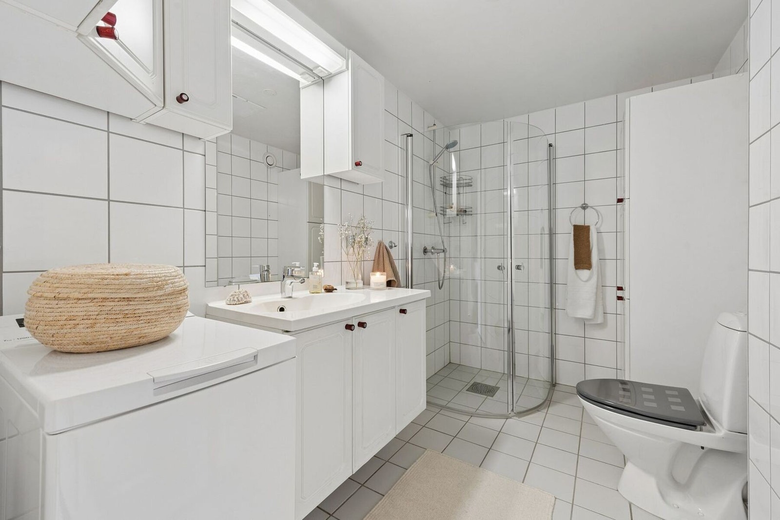 Boligen har både et bad med toalett og et separat toalett.
Badet har en romslig utforming og er innredet med dusjsone med vendbare dører. Galleribilde