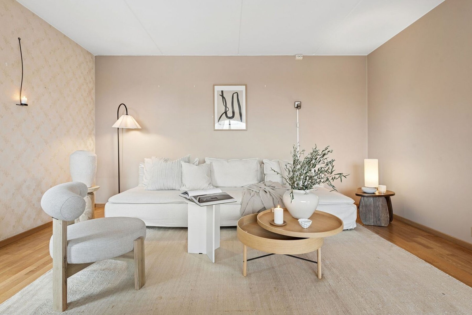 Stuen legger til rette for hyggelige sammenkomster med venner og familie, samtidig som rommet oppleves skjermet for rolige stunder i eget selskap. Galleribilde