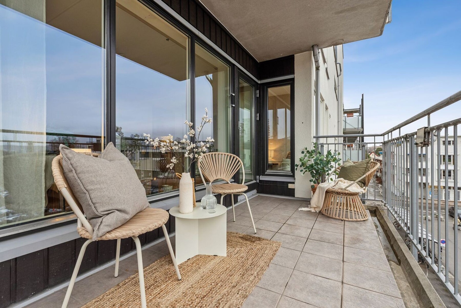 Balkongen er 8 kvm stor og vender mot sørøst, med sol fra morgenen og frem til midt på dagen. Galleribilde