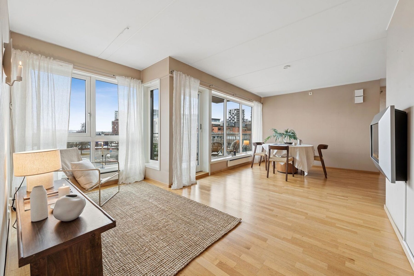 Velkommen til Stortorget 4 - en spennende 4-roms hjørneleilighet med heis, solrik balkong og garasje midt i Lillestrøm sentrum. Foto: EFKT Boligfoto Galleribilde