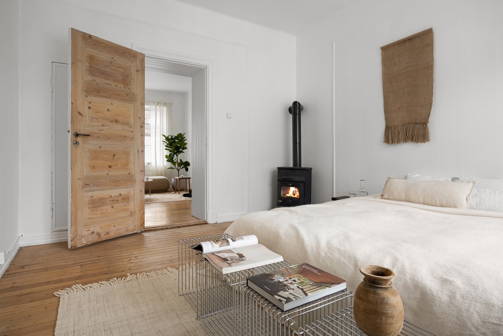 Det er montert en vedovn i soverommet, som gir mulighet for lun varme fra vedfyring. Galleribilde