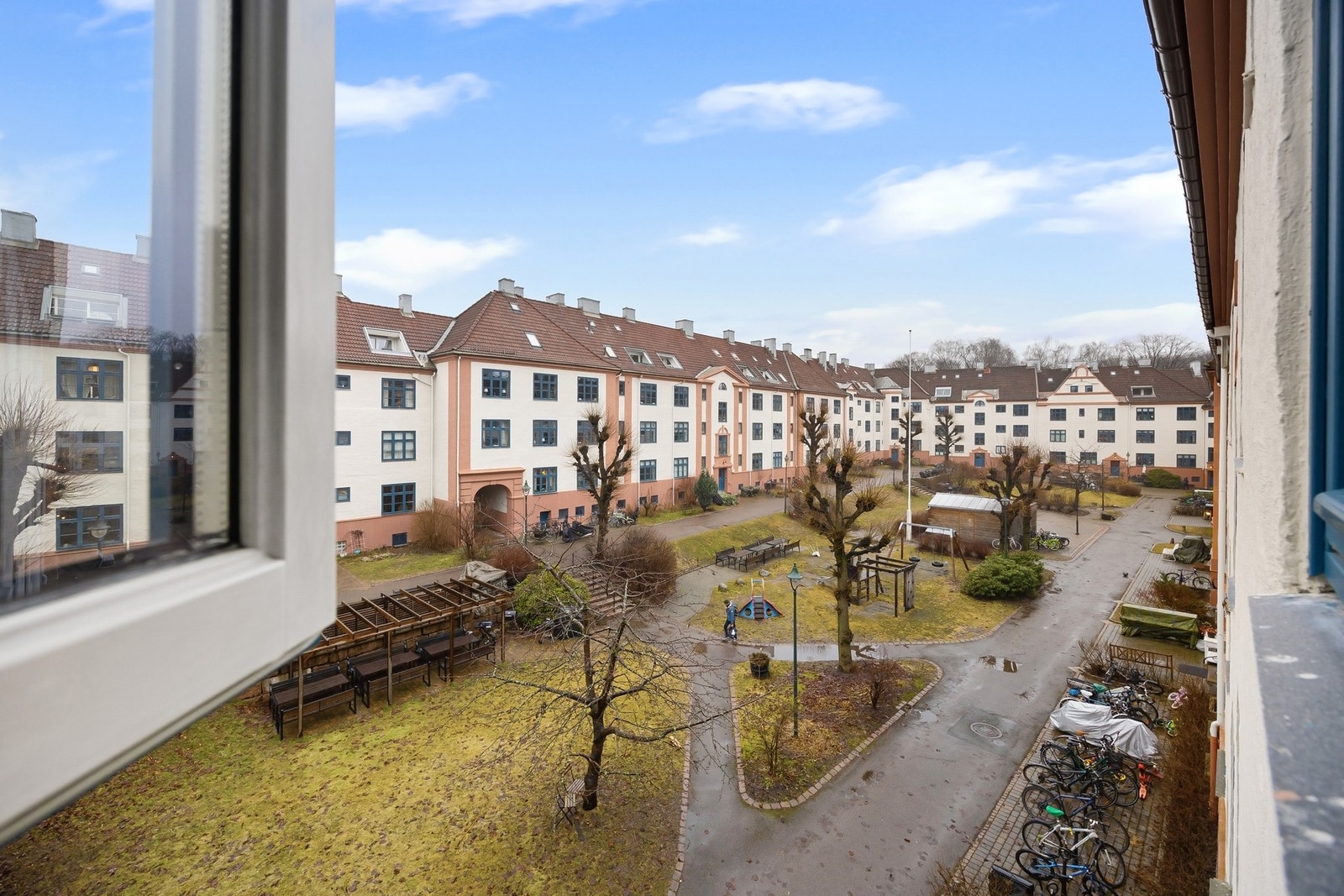 Fra leiligheten er det utsyn mot det nydelige og skjermede gårdsrommet. Galleribilde