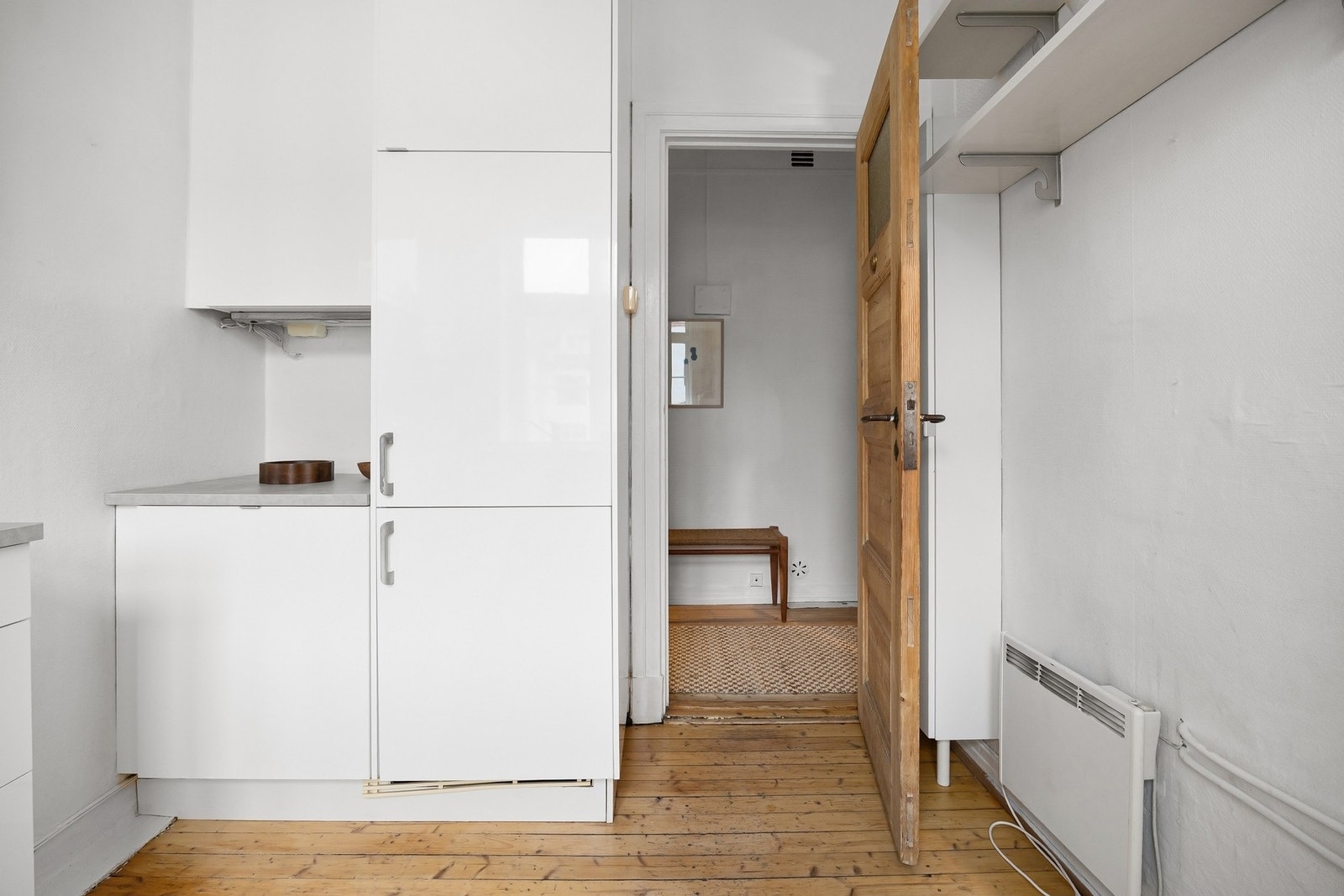 Eldre tredører mellom rommene kompletterer den klassiske atmosfæren. Galleribilde