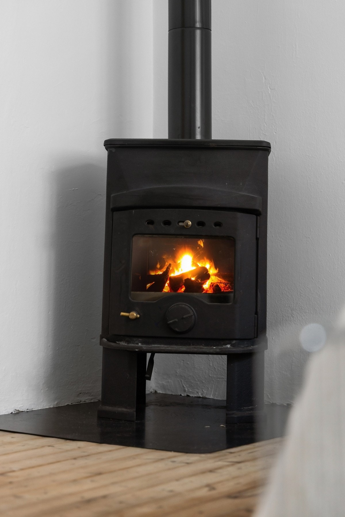 Det er montert vedovn i soverommet. Pipeløpene ble rehabilitert i 2023. Galleribilde