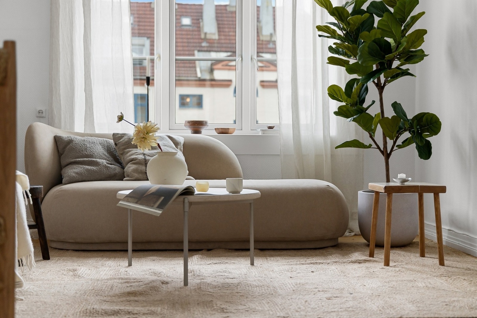 Stuen har plass til ulike soner for både egentid og sosialt samvær. Galleribilde