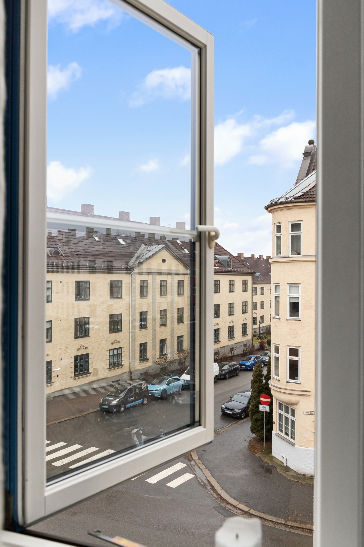 Leiligheten har en luftig beliggenhet i tredje etasje. Galleribilde