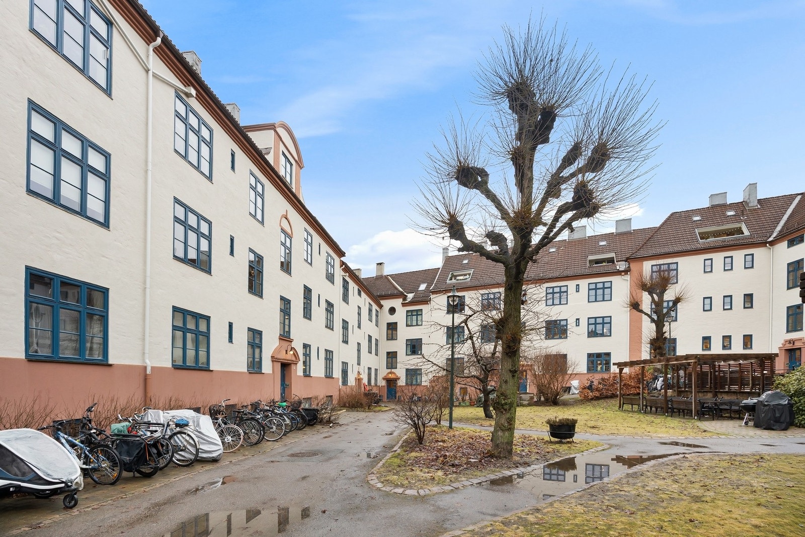 Det skjermede gårdsrommet legger til rette for et godt "uteliv" i den varme årstiden. Galleribilde