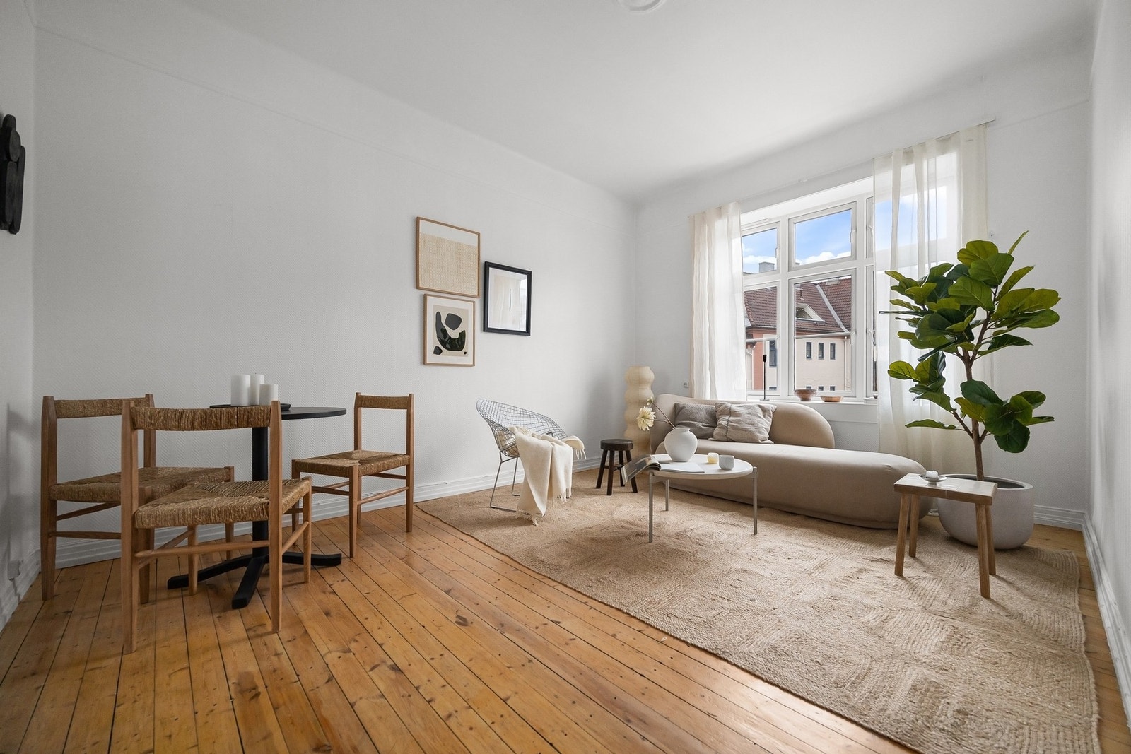 Stuen får rikelig med naturlig dagslys fra store vindusflater. Galleribilde