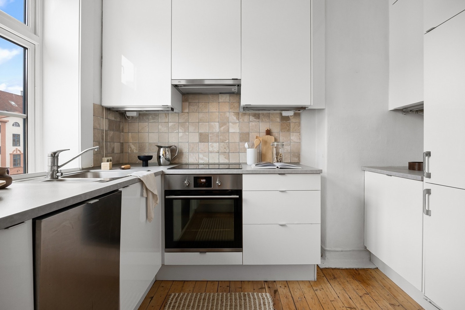 Induksjonstopp, stekeovn, oppvaskmaskin og vaskemaskin (smale modeller) følger boligen. Galleribilde