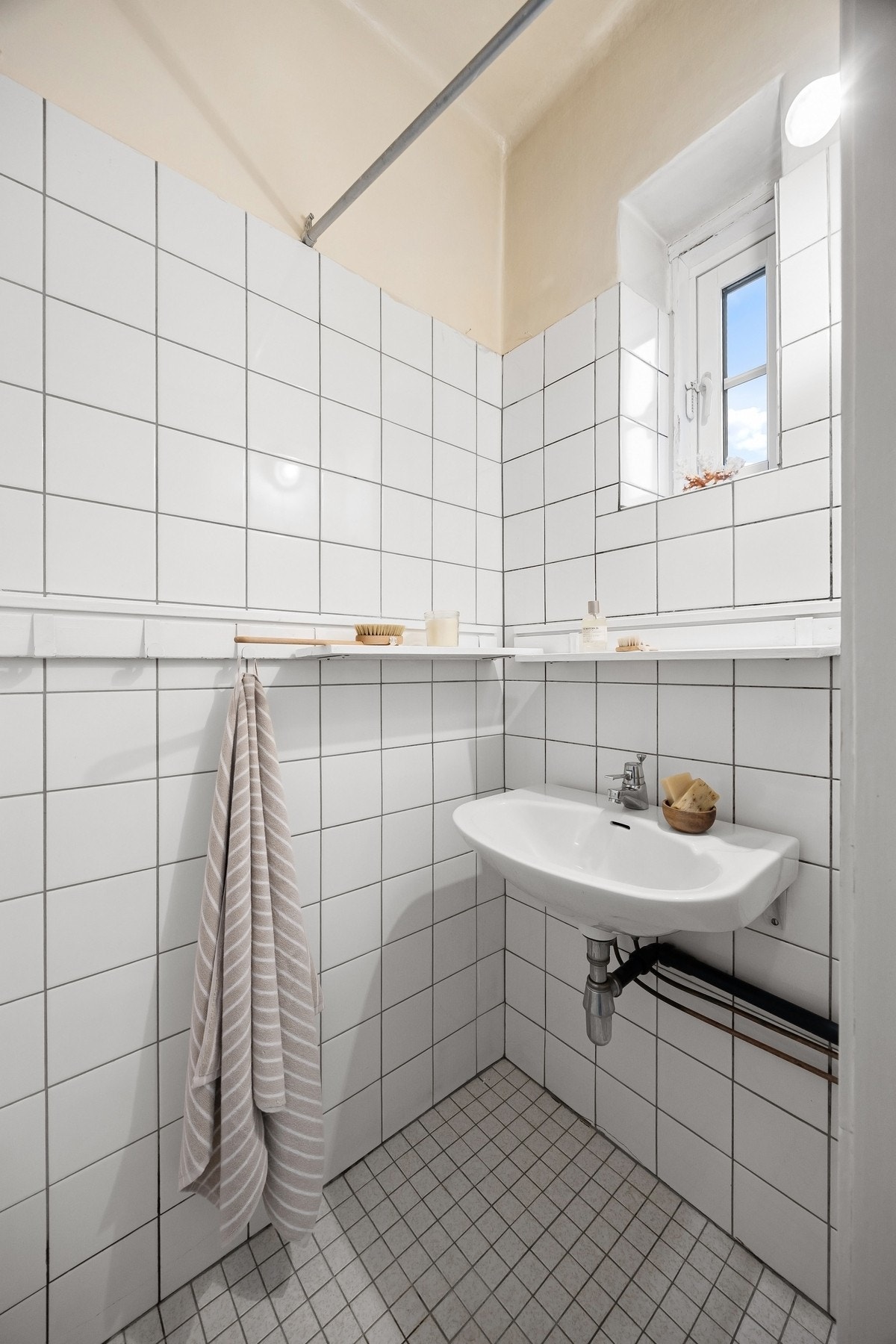 Dusjbadet har servant og vindu på veggen. Galleribilde