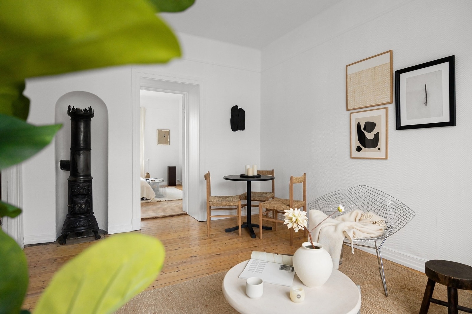 Den klassiske vedovnen i stuen er ikke påkoblet pipeløpet. Galleribilde