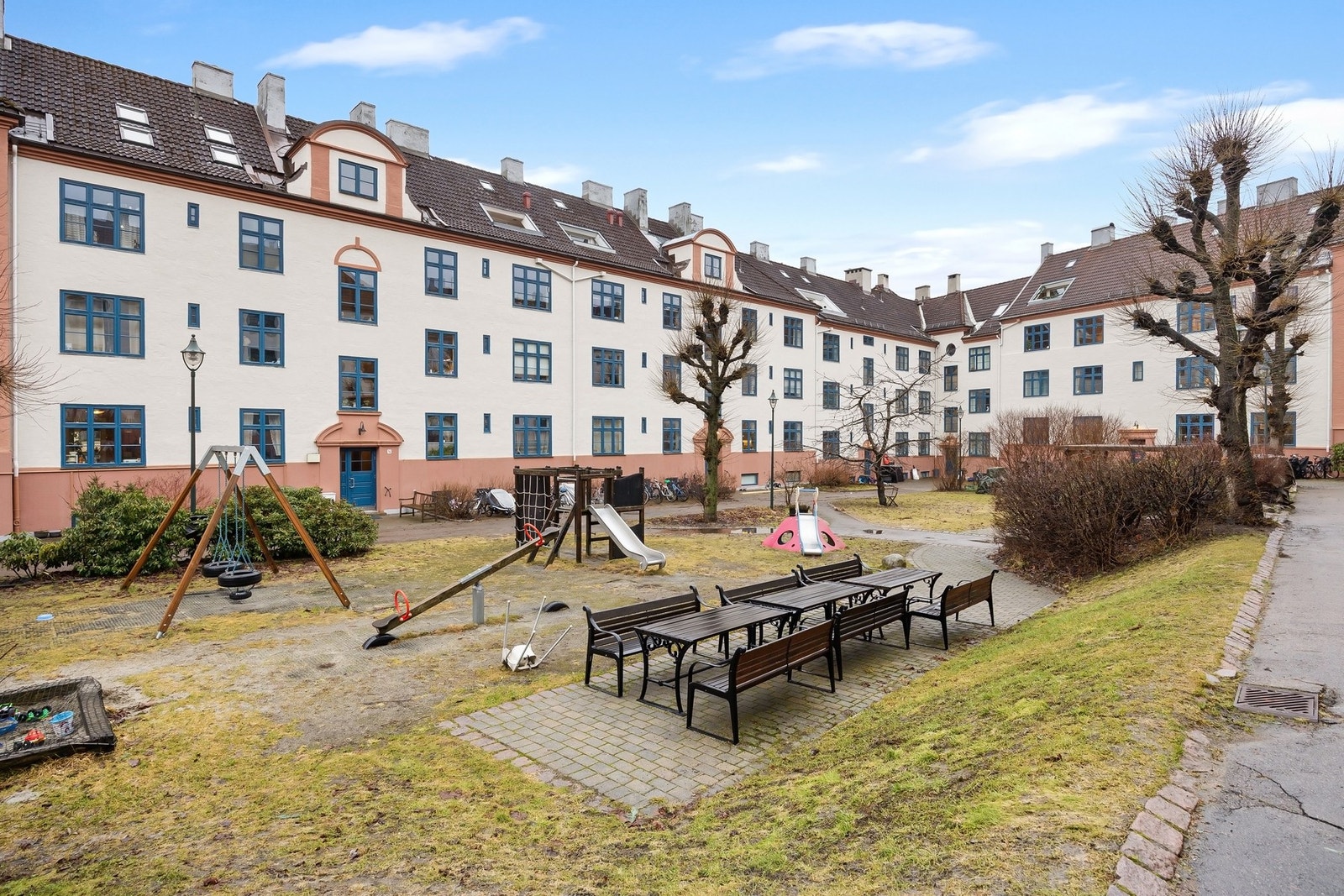 Tysklandsgården har et skjermet og parkmessig opparbeidet gårdsrom. Galleribilde