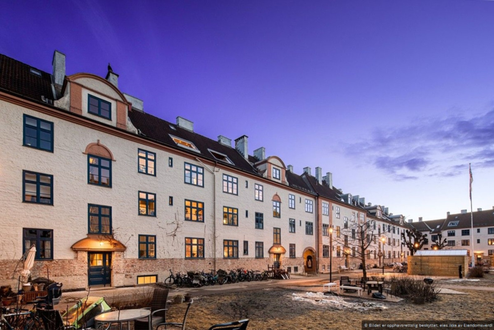 Borettslaget har et nydelig og pent opparbeidet gårdsrom. Galleribilde