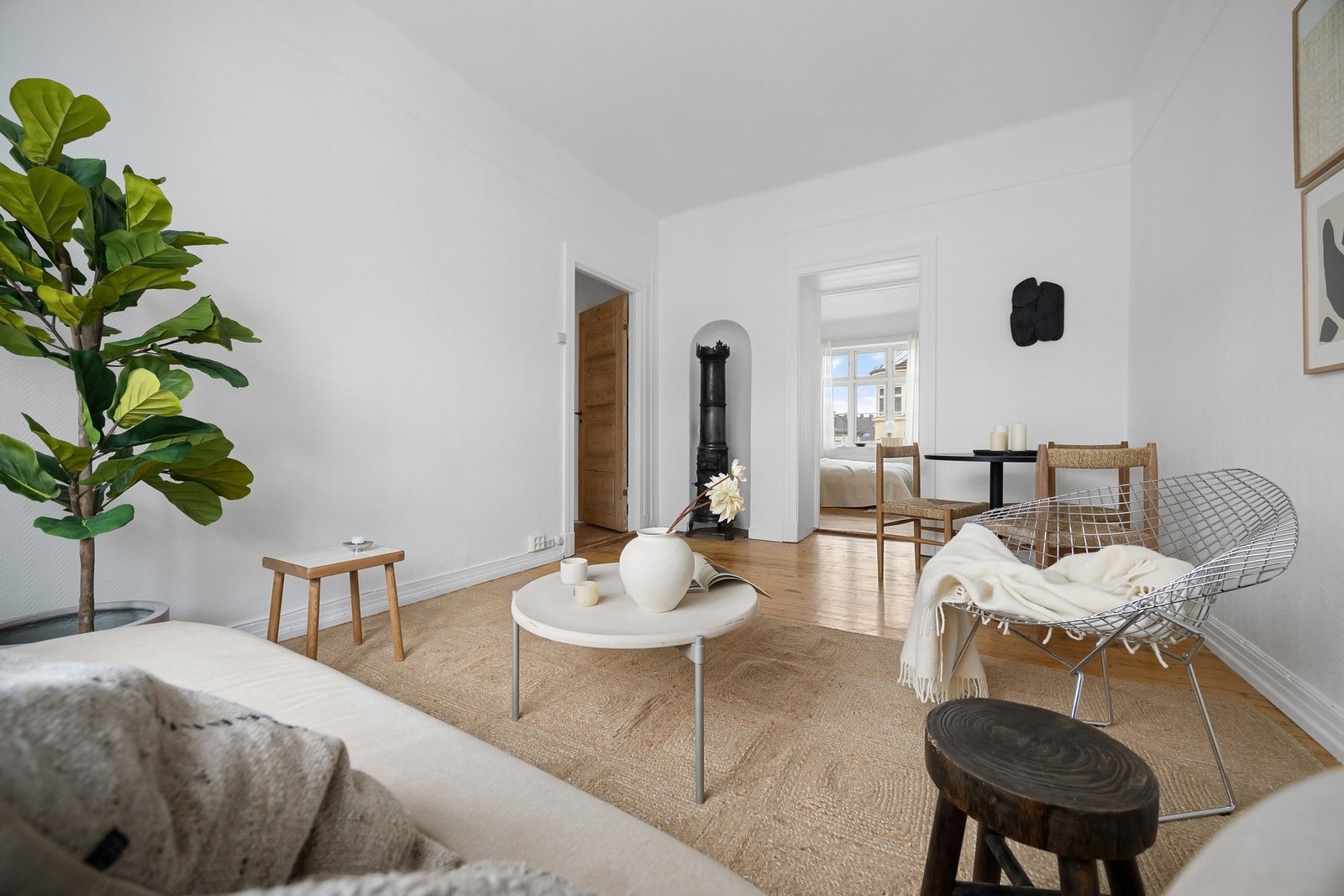 Stuen har en generøs takhøyde på 2,85 meter. Galleribilde