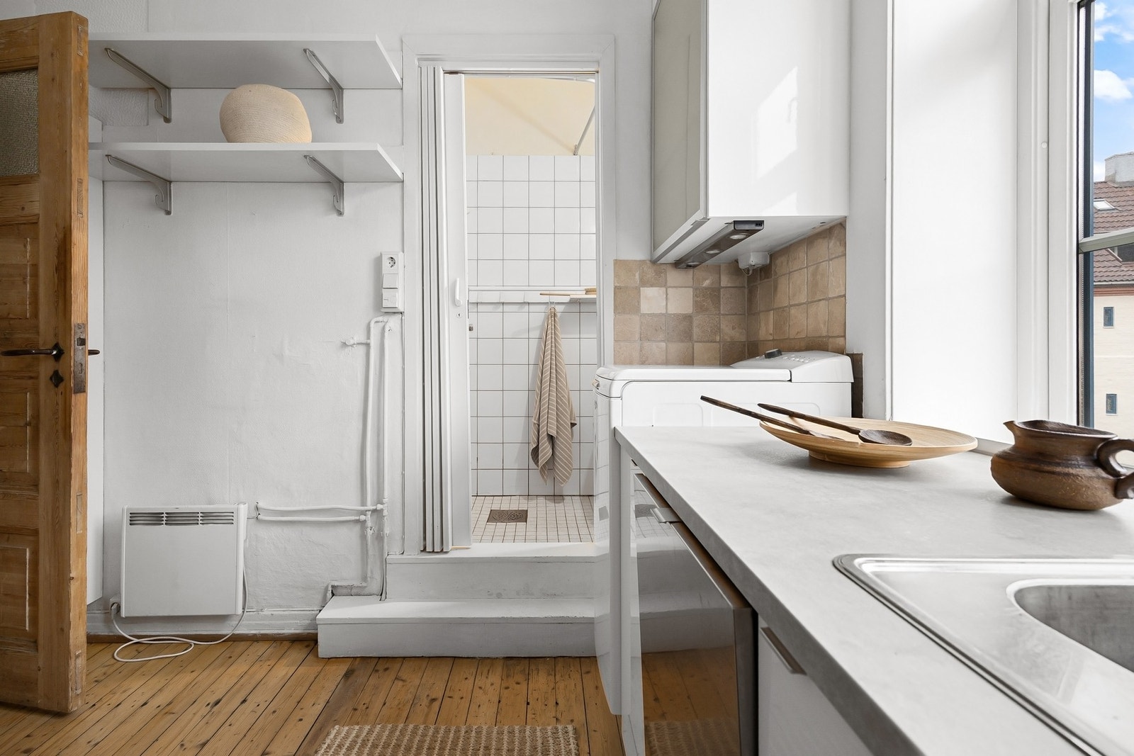 Dusjbadet har adkomst fra kjøkkenet. Galleribilde