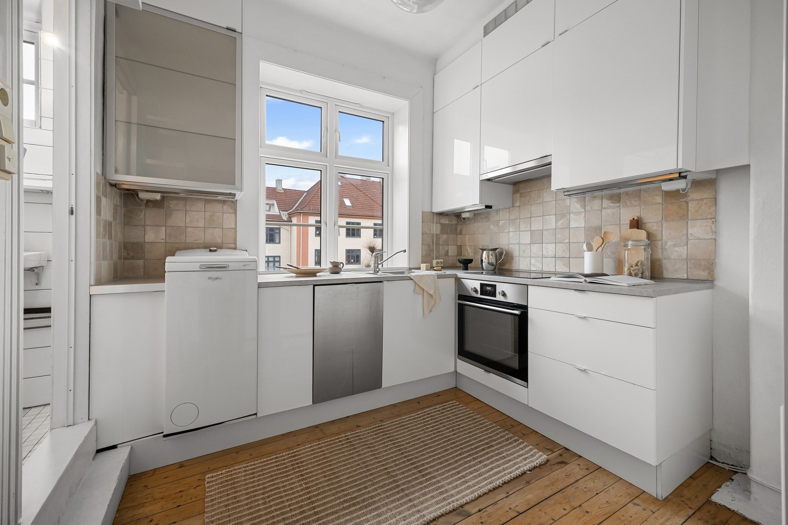 Kjøkkenet har god arbeidsplass og rikelig med oppbevaring. Galleribilde