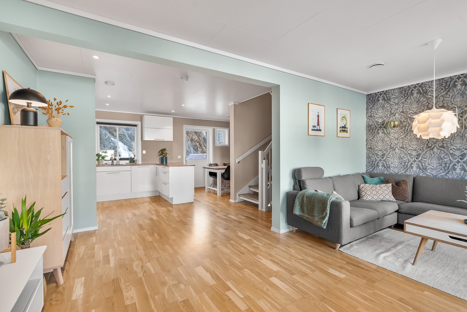 Hele 2. etasje består av en romslig og trivelig stue med åpen løsning mot kjøkken, samt balkong på begge sider. Galleribilde