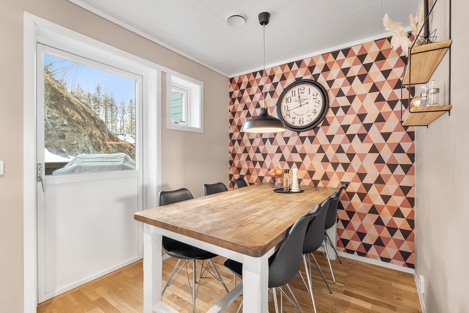 Plass til spisebord i tilknytning kjøkken. Galleribilde