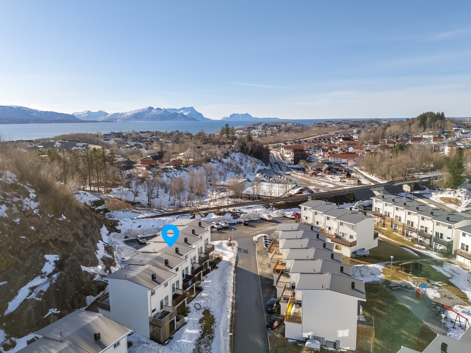 Attraktiv og barnevennlig beliggenhet i Jensvolldalen/Grønnåsen med nærhet til skole, barnehage, butikk, buss og herlig turterreng i Bodømarka! Galleribilde