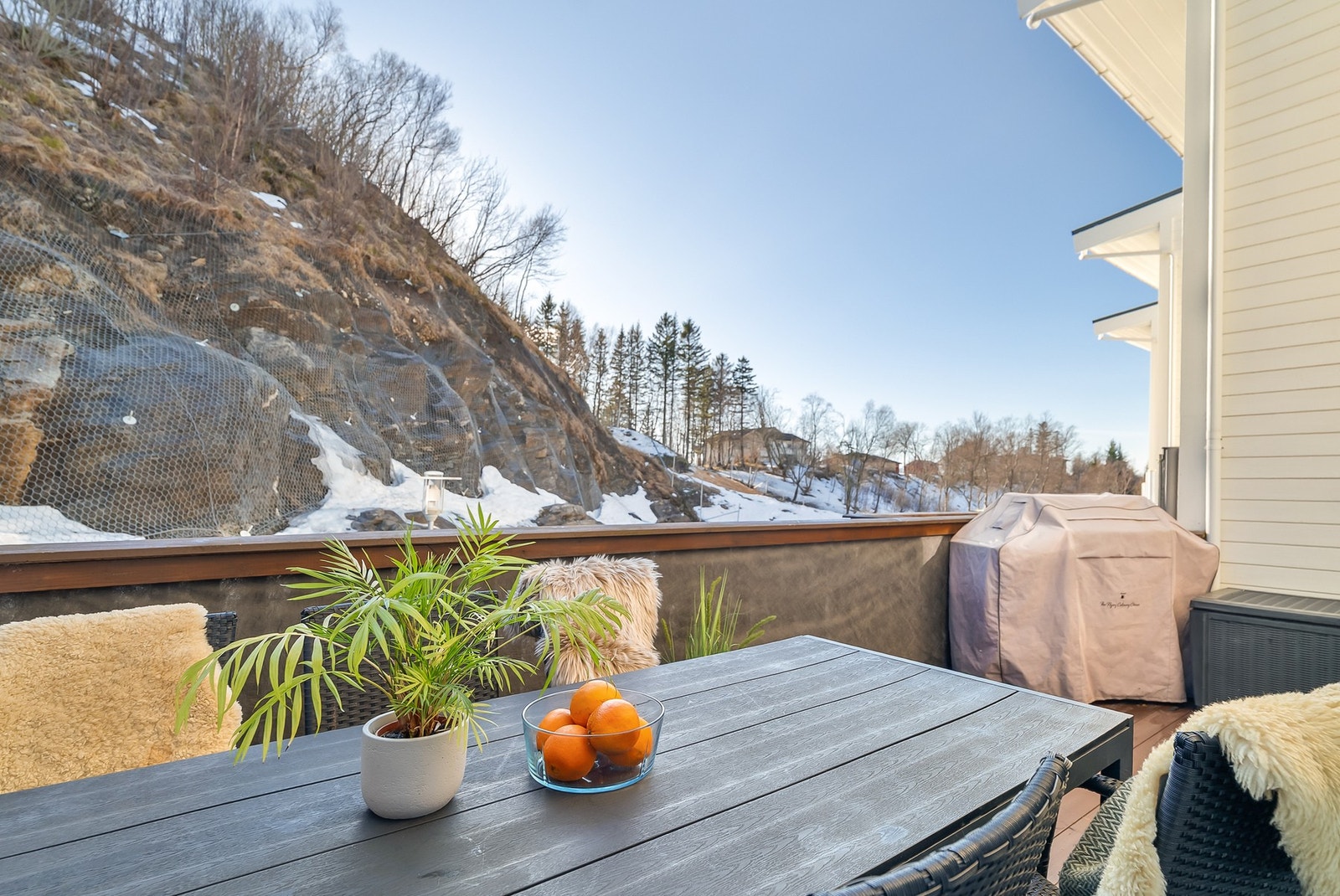 Kjekt med balkong på begge sider av stua som gir muligheten for å flytte seg etter sola. Galleribilde