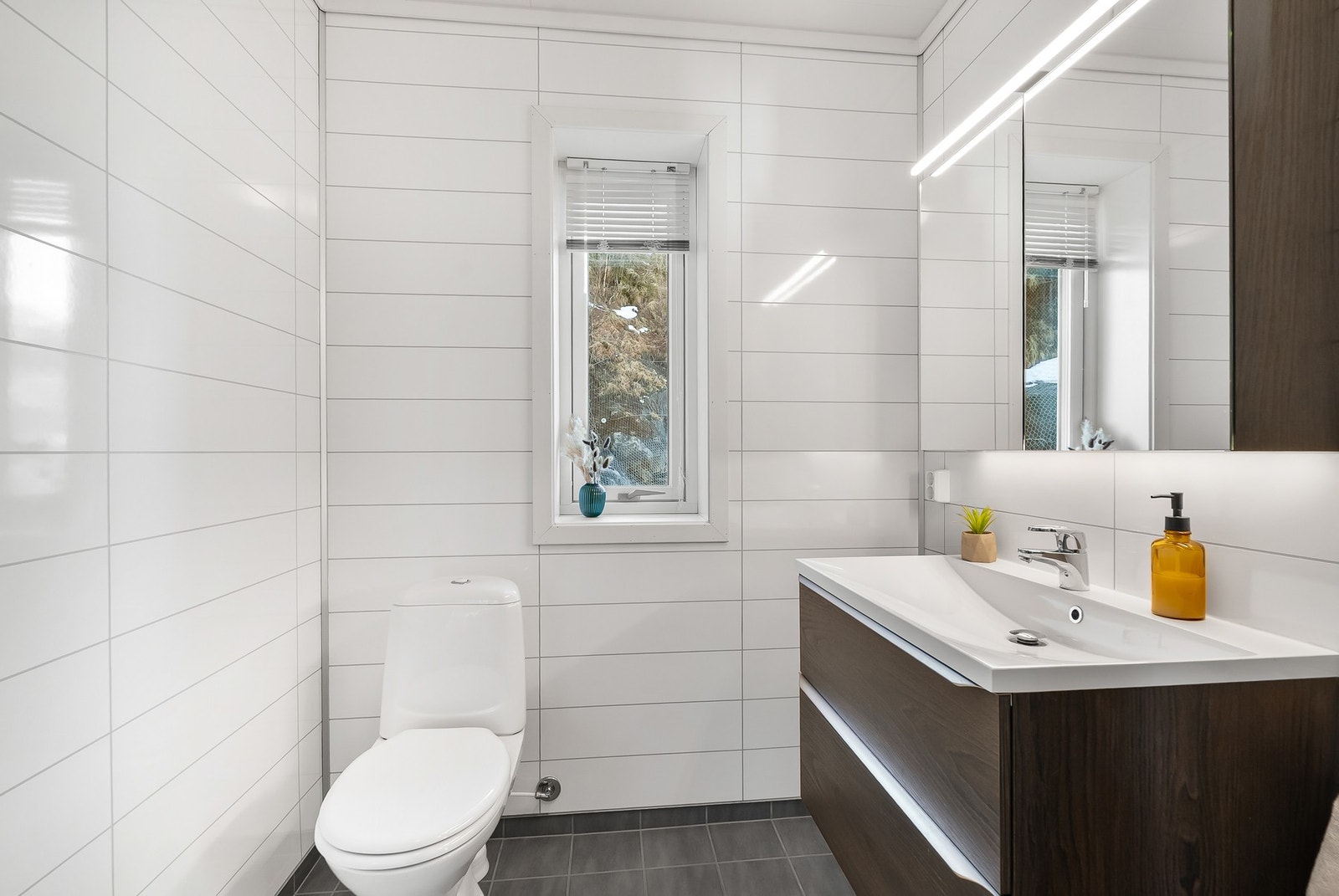 Oppgradert servantinnredning fra Sigdal og speilskap. Gulvstående toalett. Galleribilde