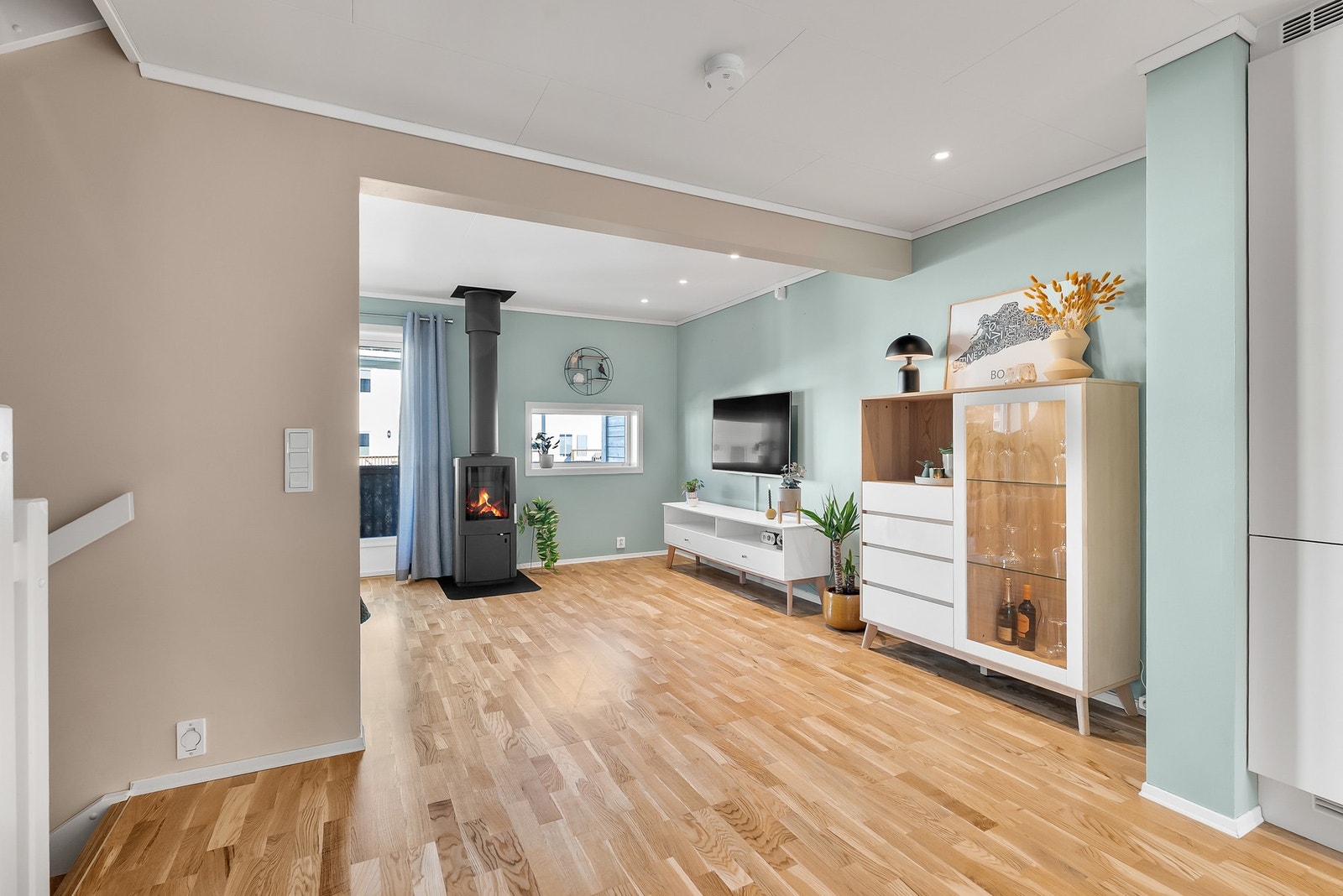 Stue med parkettgulv og behagelige farger på vegger. Downlights i himling. Balansert ventilasjon sørger for sirkulasjon av lufta og godt inneklima. Galleribilde