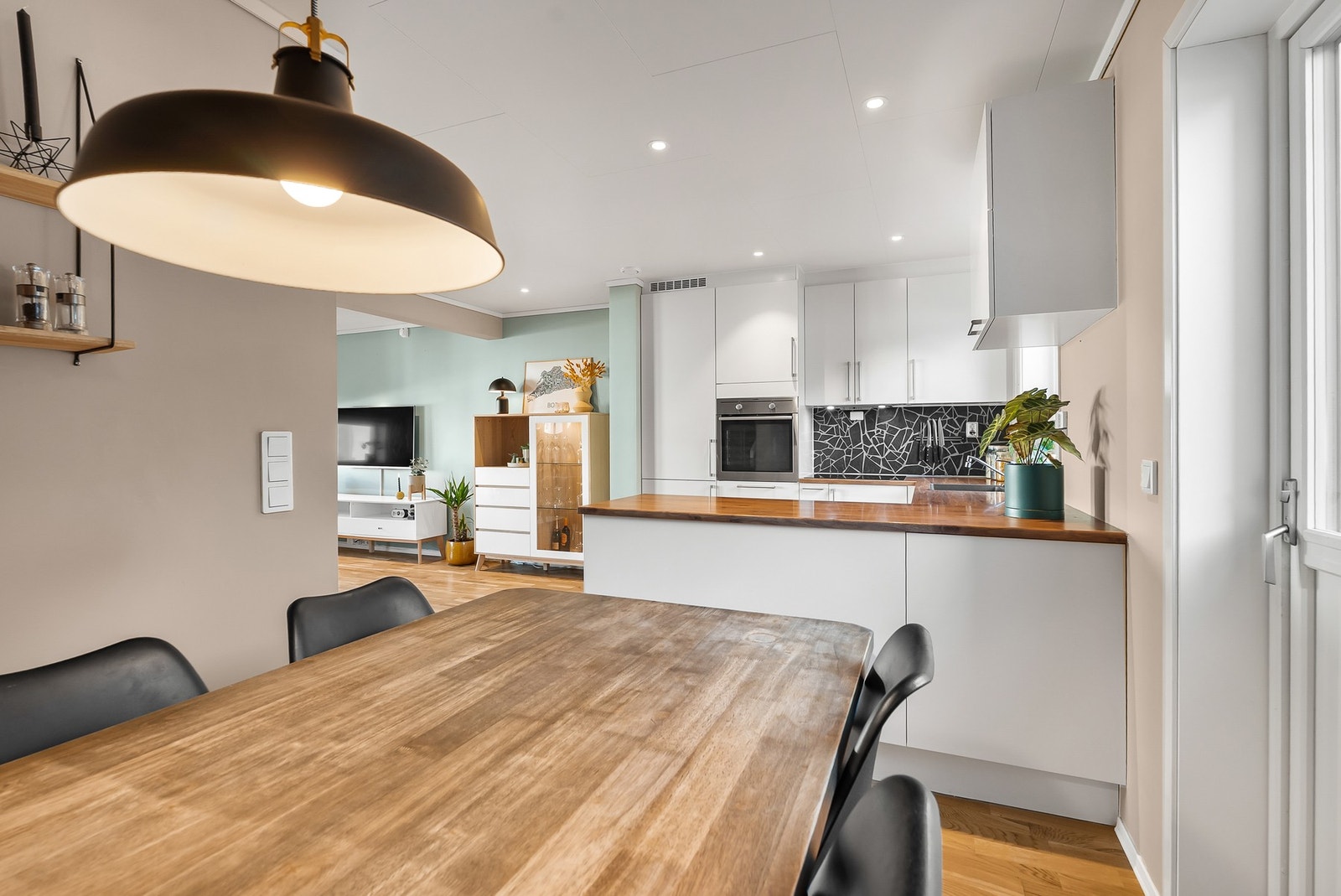 Spisestuedel/kjøkken. Utgang til balkong. Galleribilde