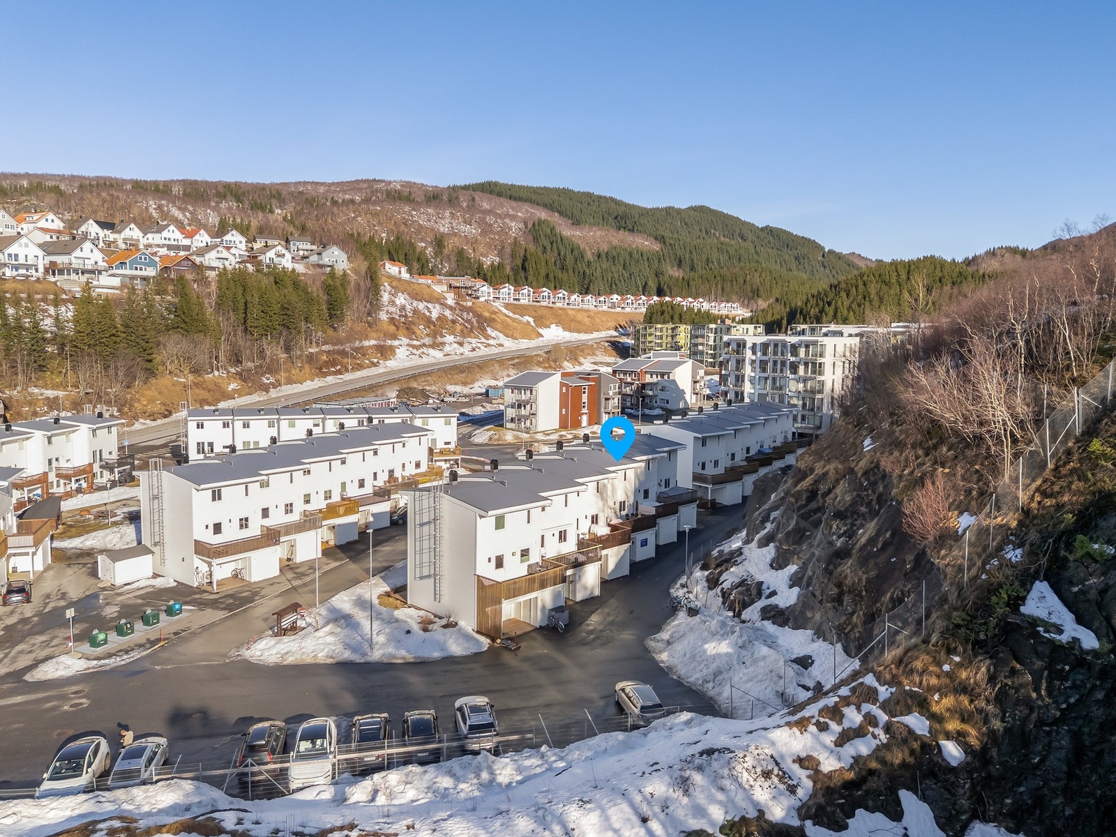 Moderne rekkehus fra 2016 med god standard og areal fordelt over 3 plan. Galleribilde