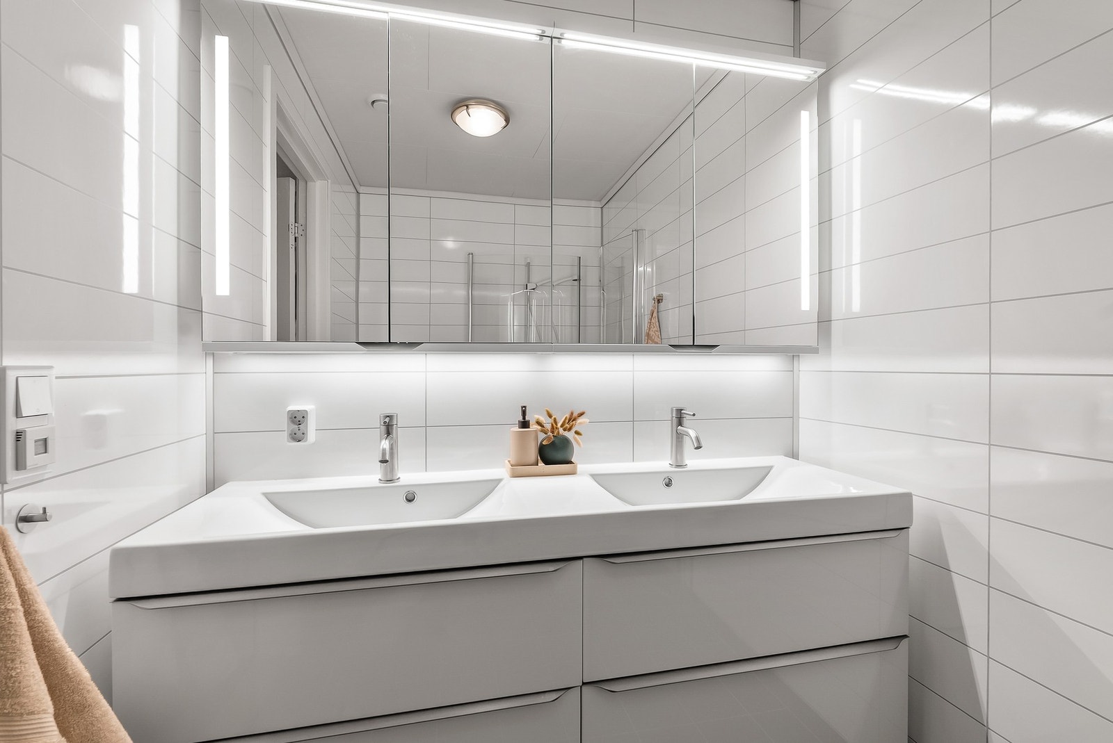 Oppgradert innredning fra Sigdal med dobbelservant og speil med integrerte led-lys. Galleribilde