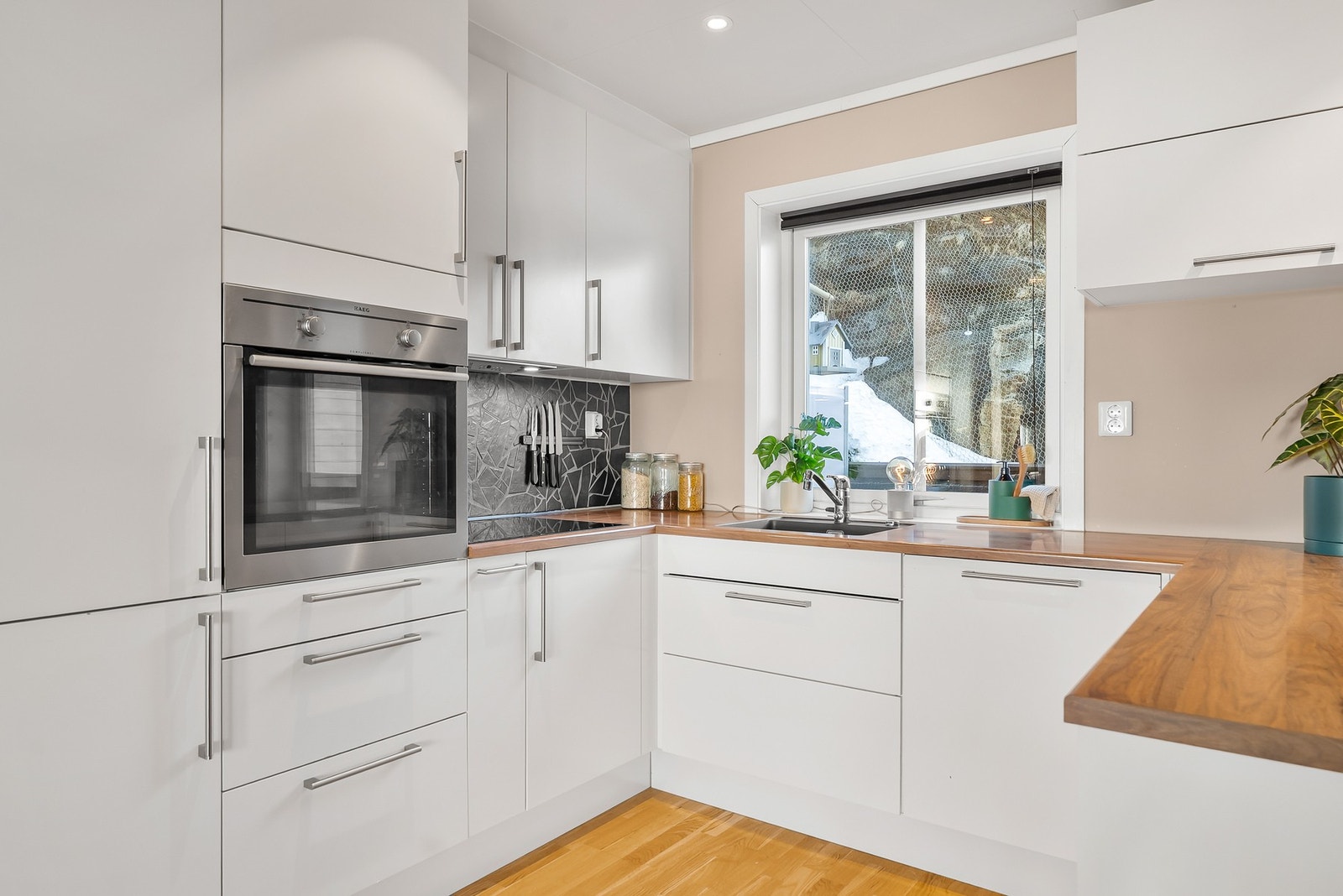 Integrert stekeovn, platetopp, oppvaskmaskin og kombinert kjøle/fryseskap. Galleribilde