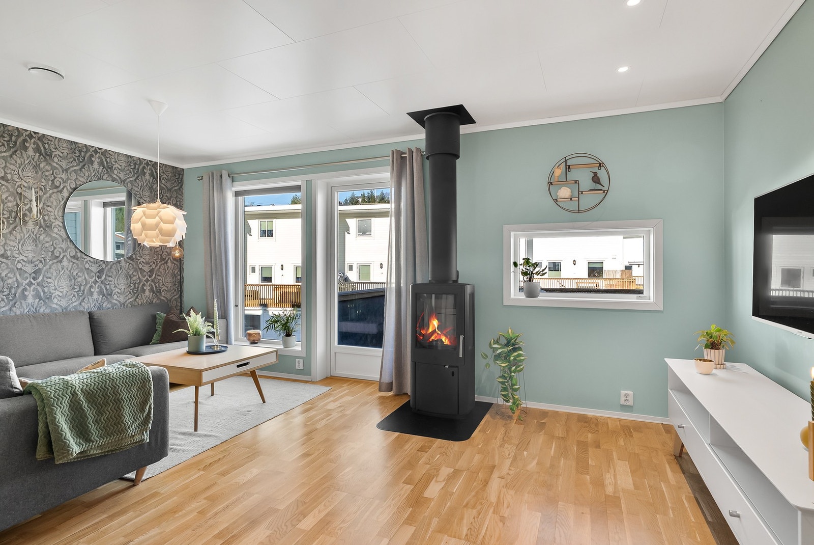 Det er montert isolert stålpipe og vedovn som sørger for god varme og hygge på kalde vinterdager. Galleribilde