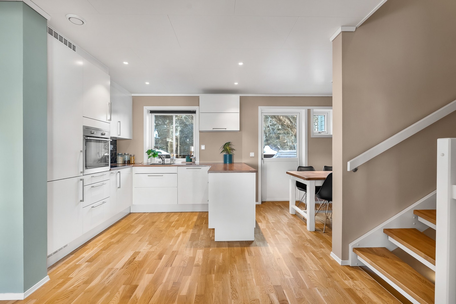 Lyse og moderne overflater er gjennomgående i hele boligen. Galleribilde