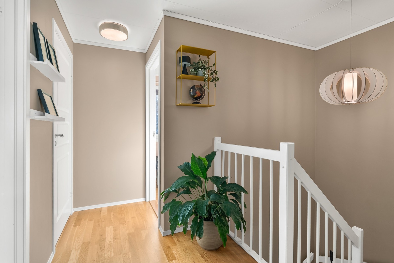 Gang i 3. etg med adkomst til bad og 3 soverom. Galleribilde