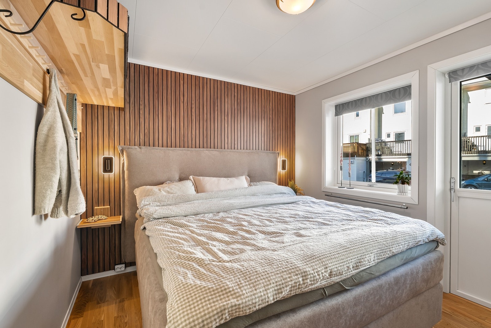 Hovedsoverom med god plass til dobbeltseng. Spilevegg med vegghengte nattbord og belysning. Galleribilde