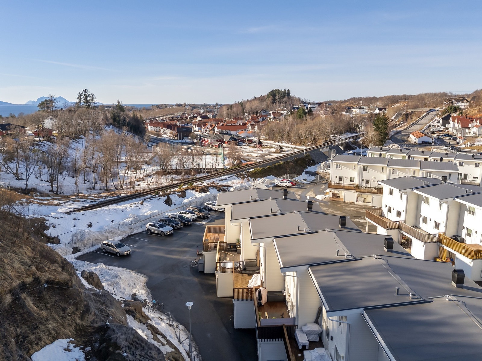 Attraktiv og barnevennlig beliggenhet i Jensvolldalen/Grønnåsen med nærhet til skole, barnehage, butikk, buss og herlig turterreng i Bodømarka! Galleribilde