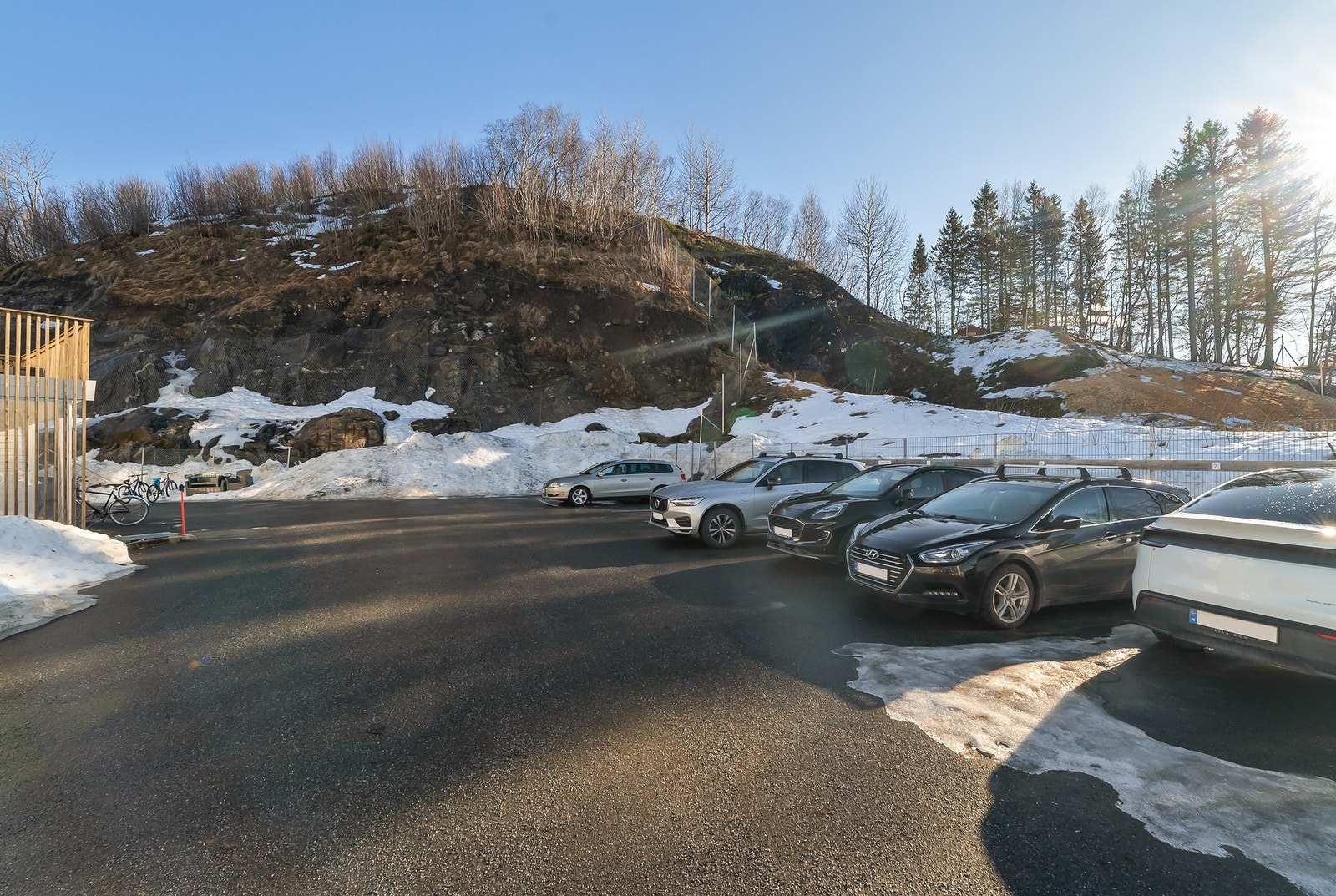 Fast parkeringsplass like i nærheten. Sameiet har i tillegg 2 felles el-billadere og 13 gjesteparkeringer. Galleribilde