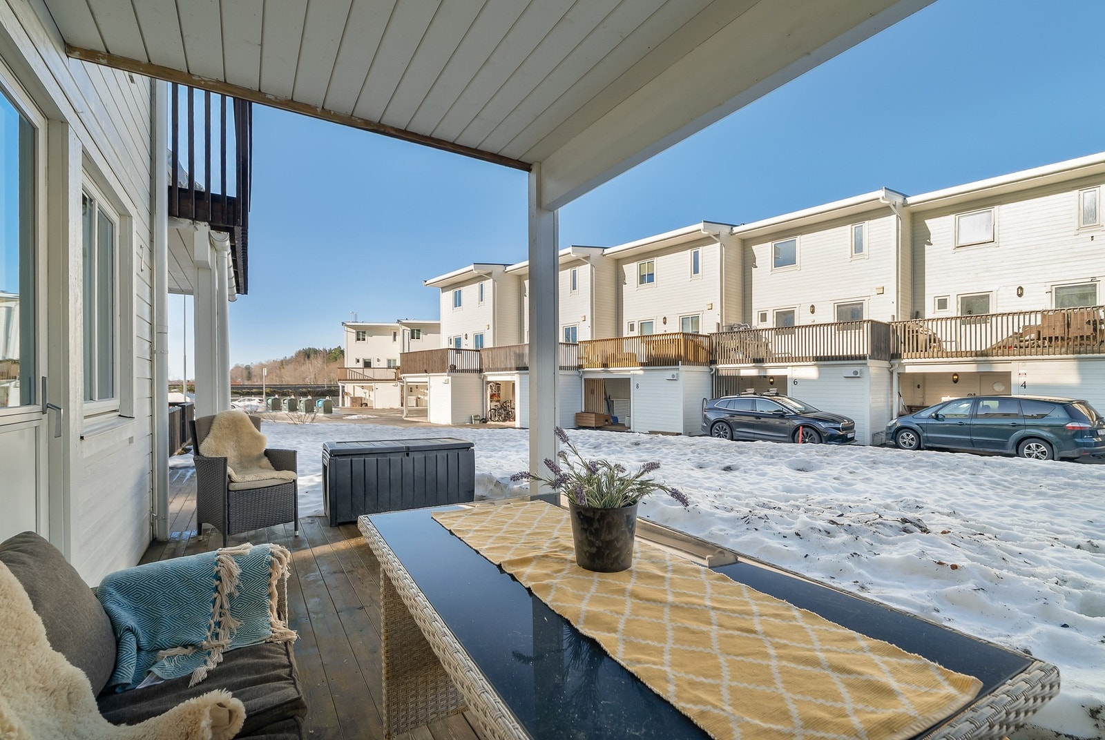 Nordvestvendt markterrasse med takoverbygg. God plass til møblement. Galleribilde