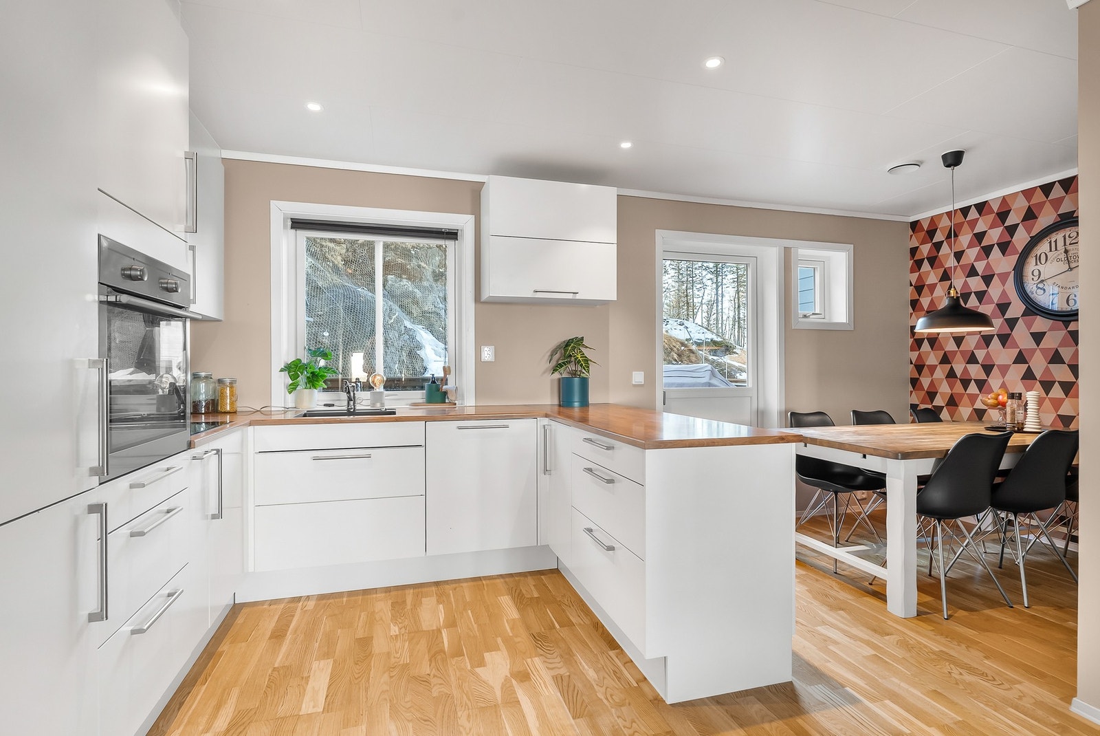 God skap,-skuff og benkeplass. Galleribilde