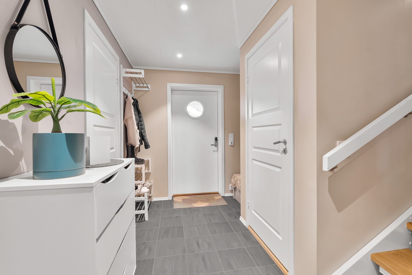 Lys og innbydende gang - adkomst til bad, bod/vaskerom og 2 soverom. Galleribilde