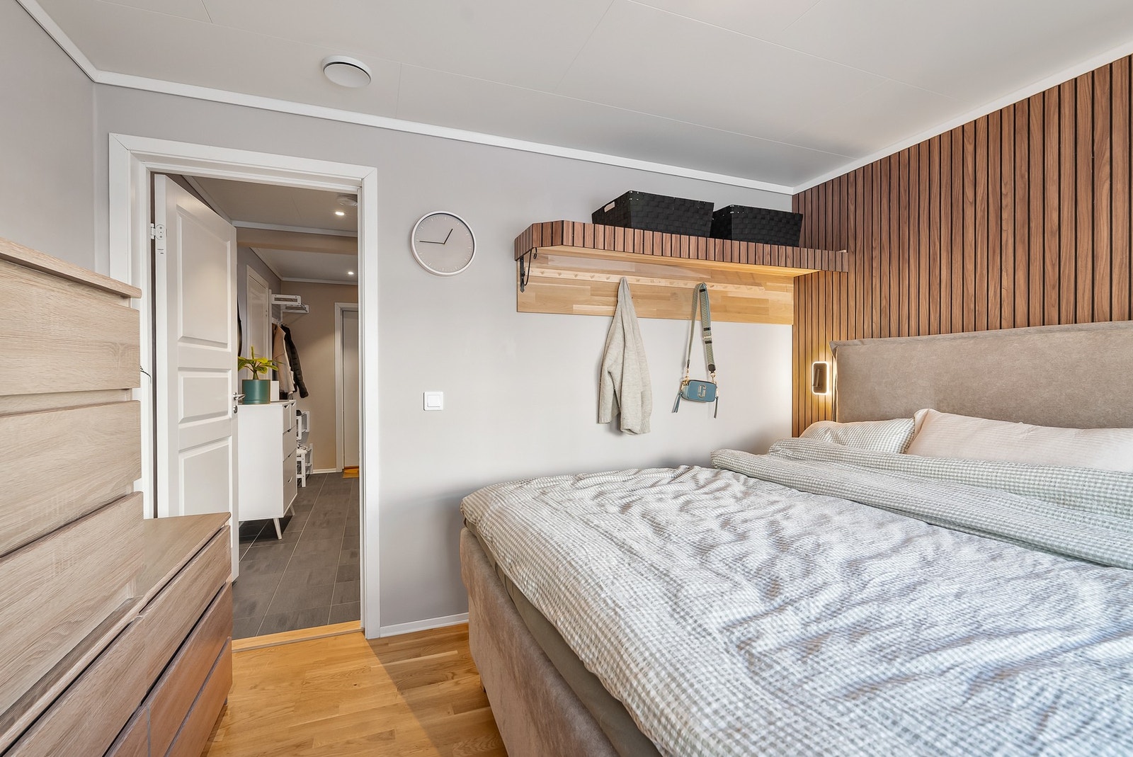 Hovedsoverom i 1. etg med garderobeskap. Galleribilde