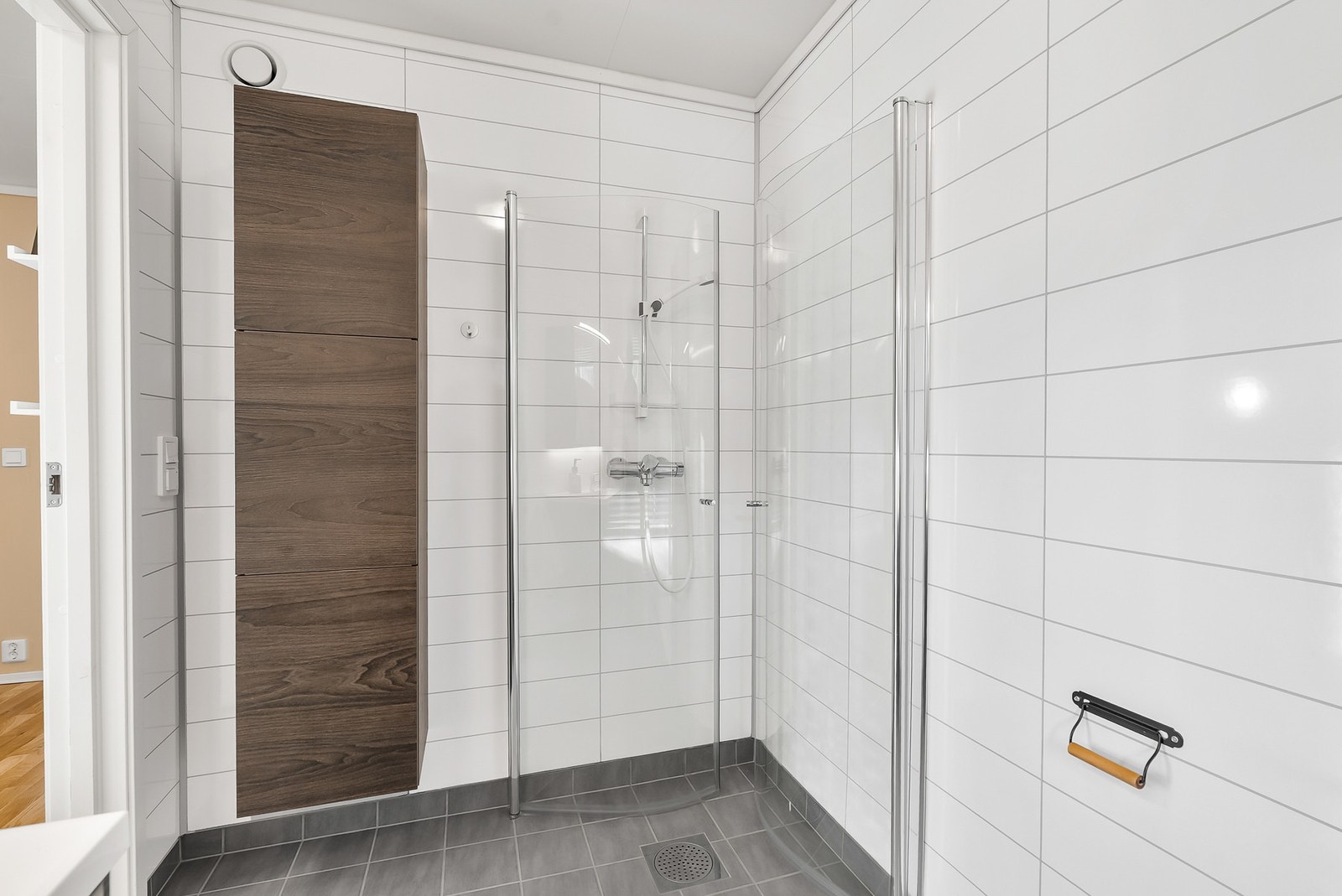 Dusjhjørne med innfellbare vegger. Høyskap med ekstra lagringsplass. Galleribilde