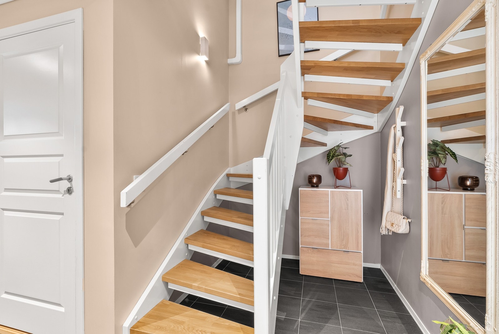 Trappeløp - her er det montert varmepumpe på vegg opp mot stue i 2. etg. Galleribilde