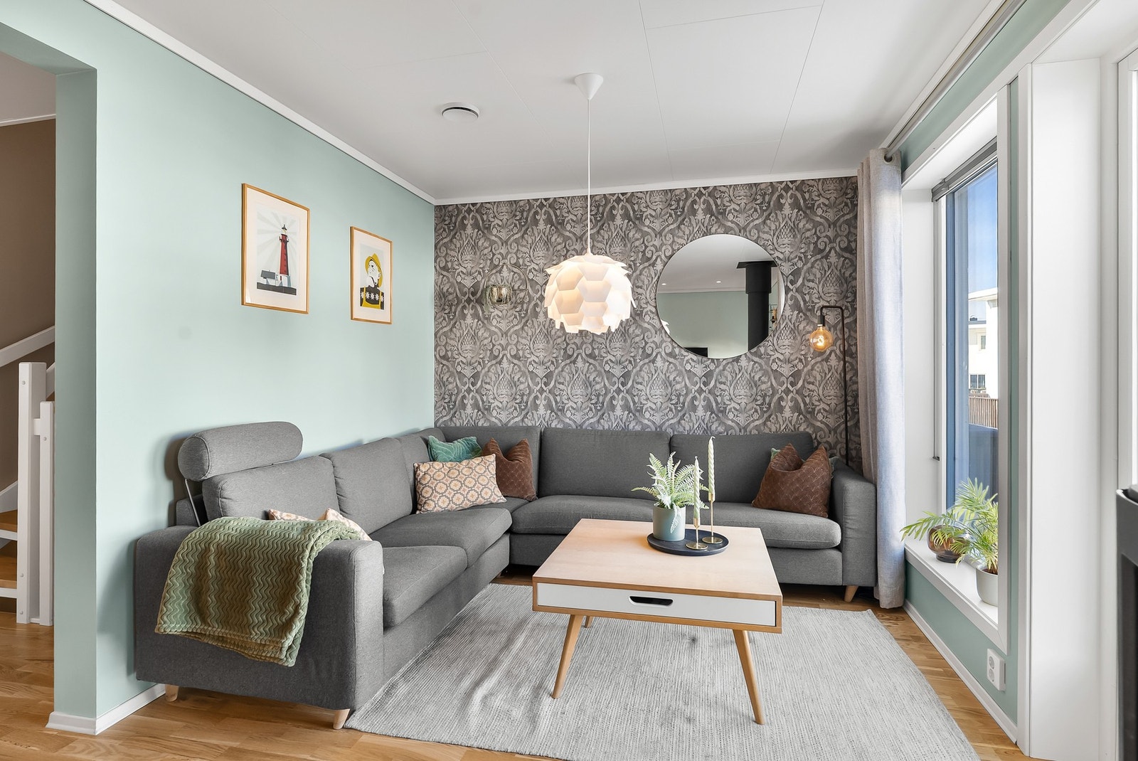 Plass til sitte-og spisegruppe i naturlig definerte soner. Galleribilde