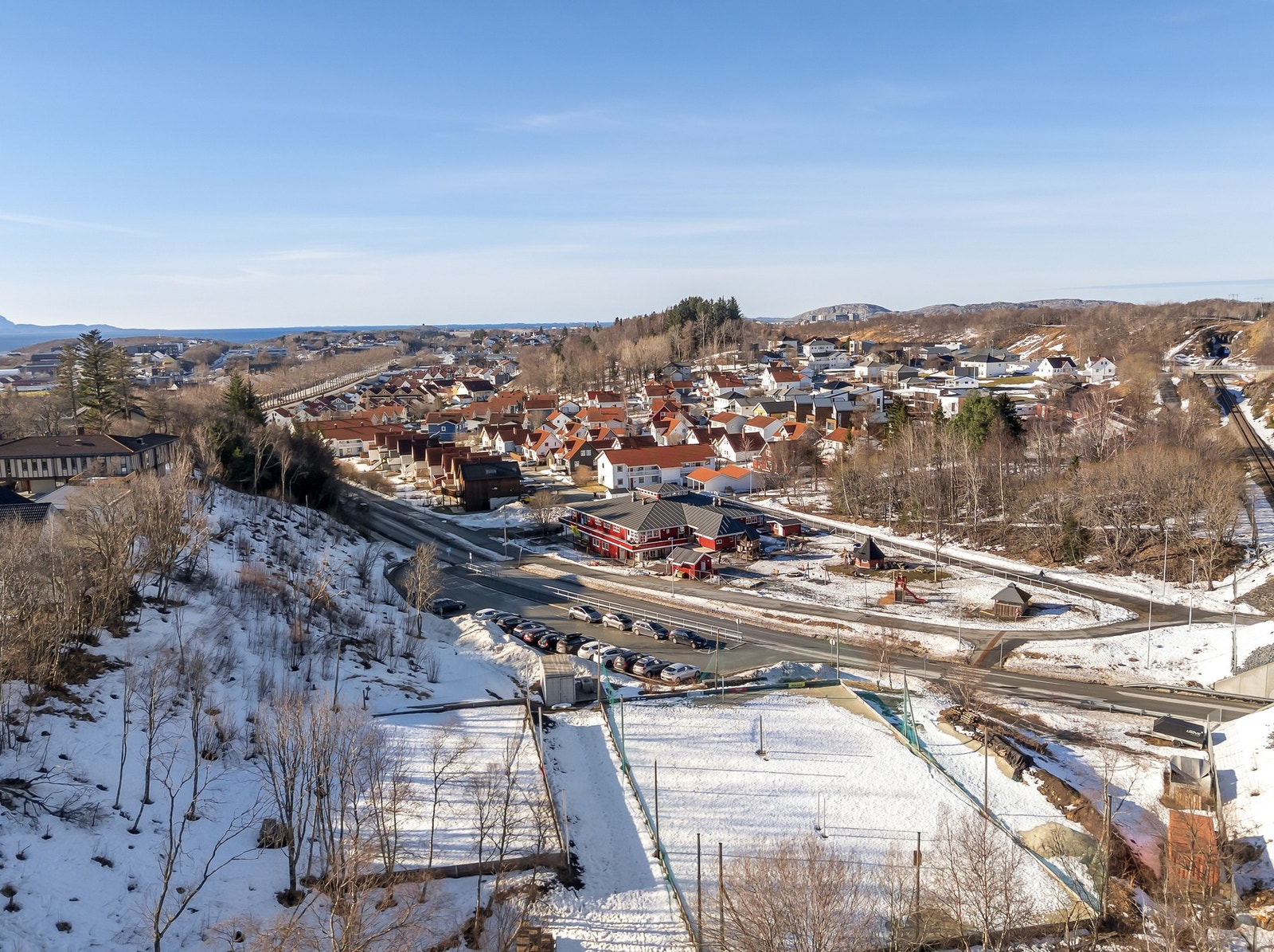 Kort gangavstand til Tusseladden barnehage, Volleyballbane og Grønnåsen skole. Fantastiske Bodømarka er også rett utenfor døra. Galleribilde